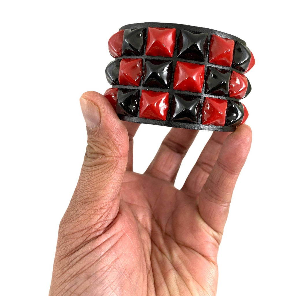 FB306 THREE PYRAMID STUD CHECKERED STUDDED SNAP CUFF