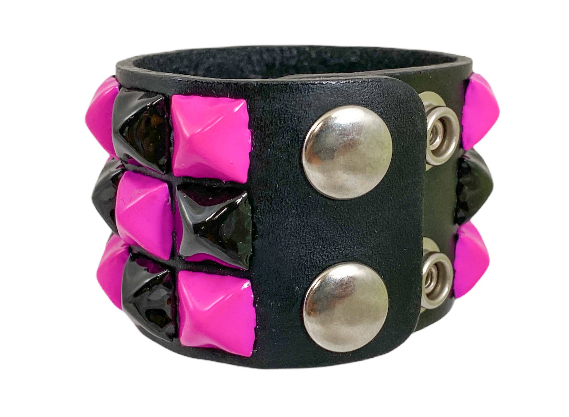 FB306 THREE PYRAMID STUD CHECKERED STUDDED SNAP CUFF