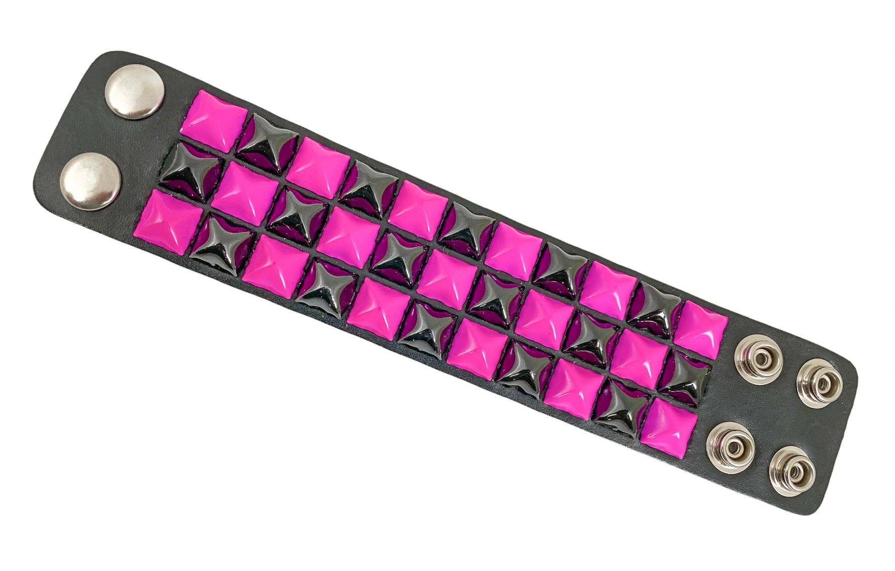 FB306 THREE PYRAMID STUD CHECKERED STUDDED SNAP CUFF