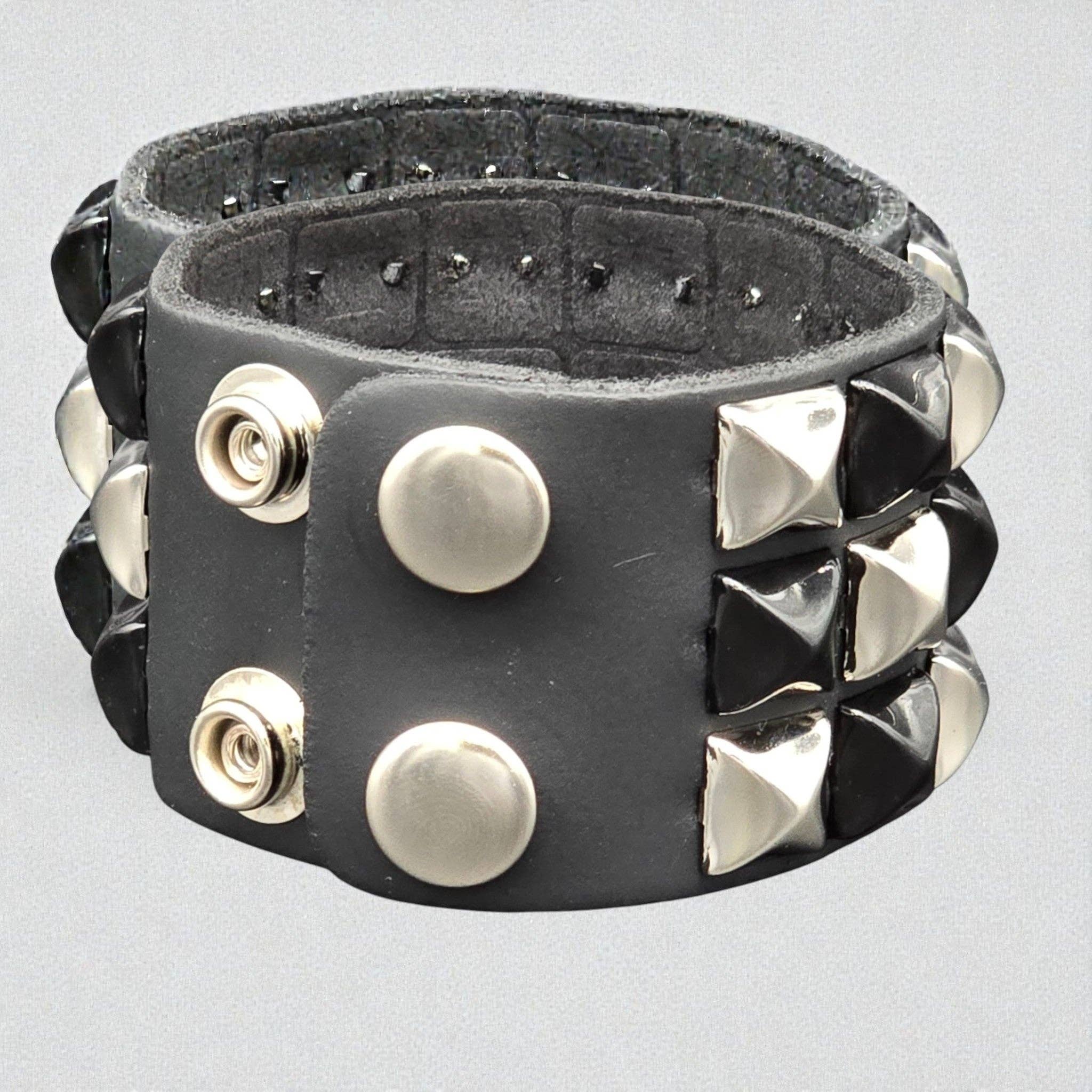 FB306 THREE PYRAMID STUD CHECKERED STUDDED SNAP CUFF