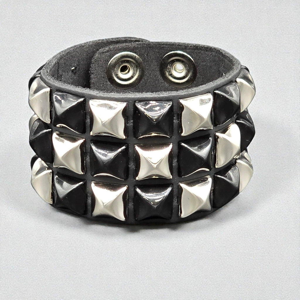 FB306 THREE PYRAMID STUD CHECKERED STUDDED SNAP CUFF