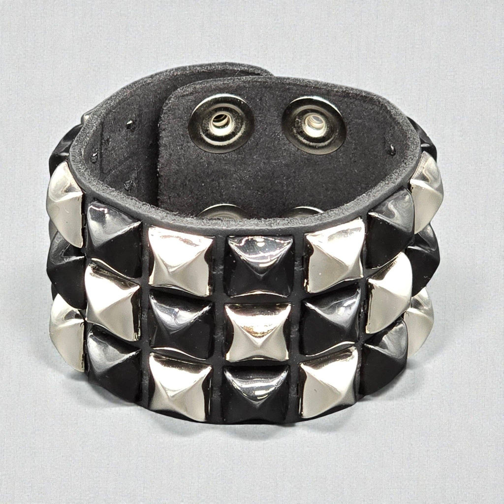 FB306 THREE PYRAMID STUD CHECKERED STUDDED SNAP CUFF
