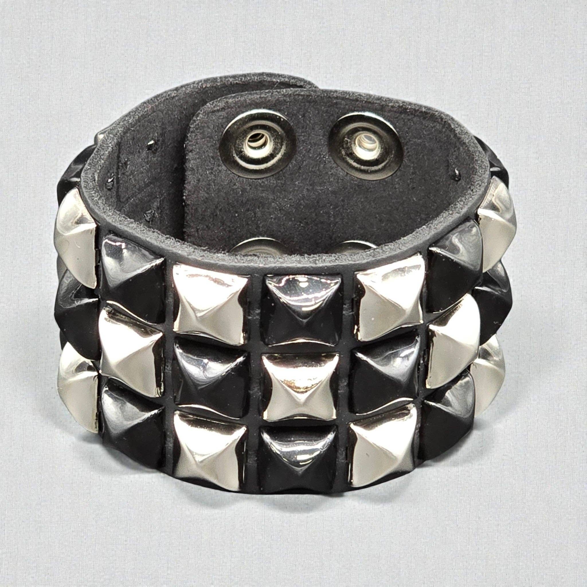 FB306 THREE PYRAMID STUD CHECKERED STUDDED SNAP CUFF