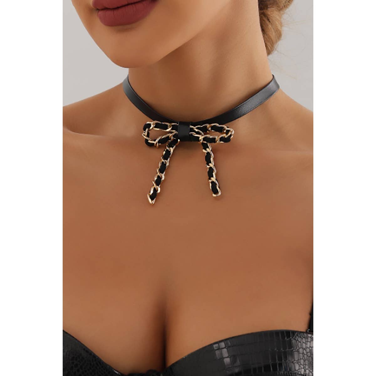 FAUX LEATHER CHAIN BOW PENDANT CHOKER