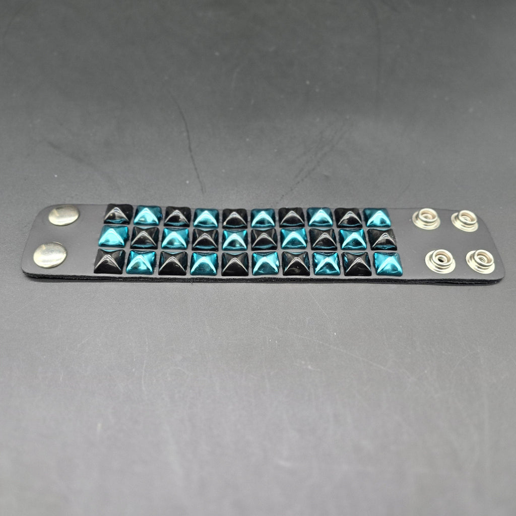 FB306 THREE PYRAMID STUD CHECKERED STUDDED SNAP CUFF