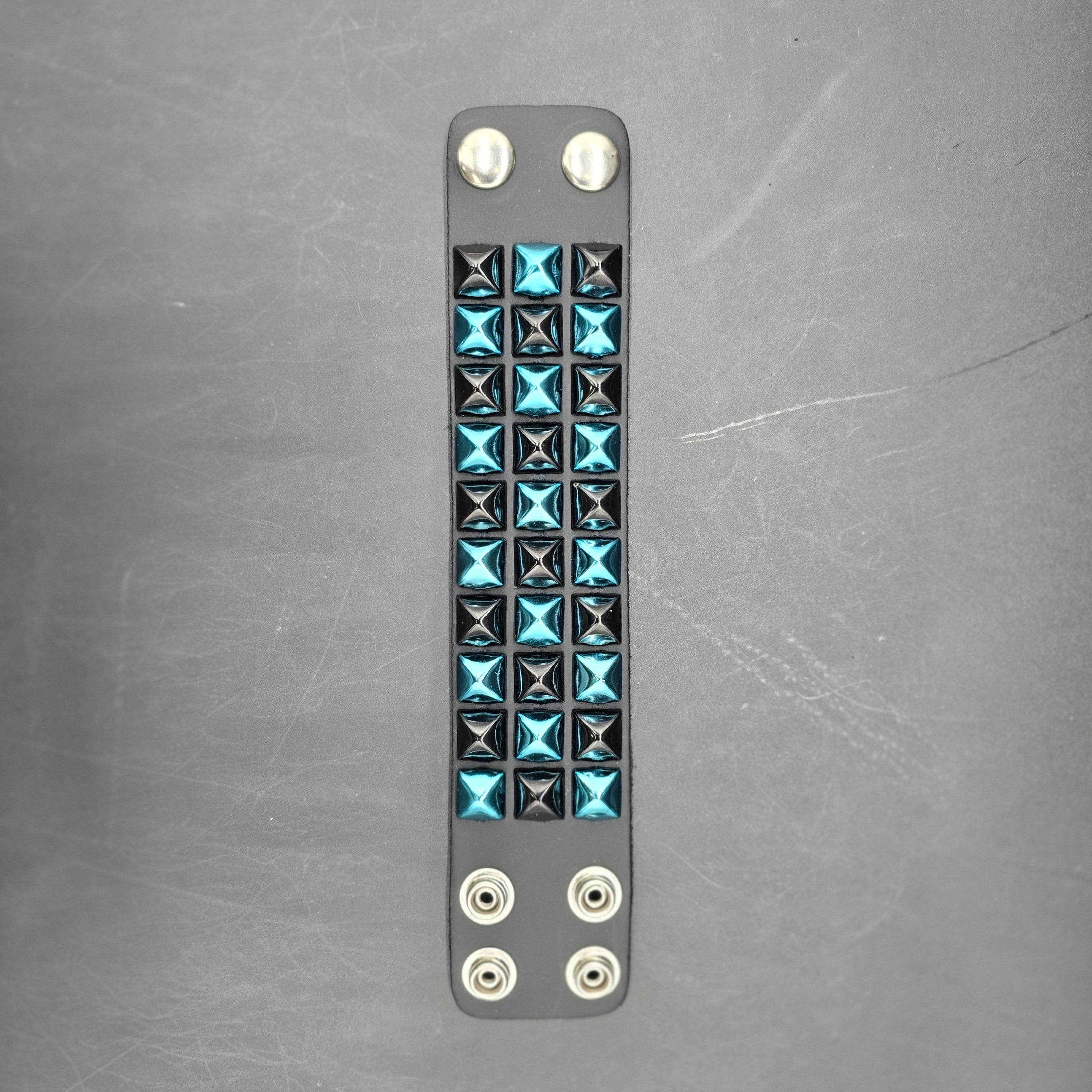 FB306 THREE PYRAMID STUD CHECKERED STUDDED SNAP CUFF